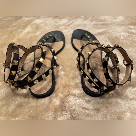 VALENTINO GARAVANI | Black and Gold Leather Rockstud Sandals - Picture 6 of 8